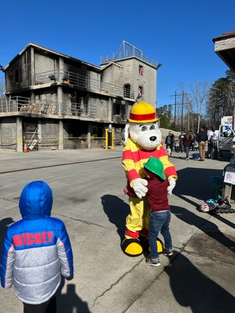 VirginiaBeachFD's tweet photo. A big THANK YOU to our public safety partners, volunteers, & homeschool families that attended our first βHomeschool Public Safety Dayβ event! @VBPD @VBCrimeSolvers @VBRescueEMS @AAATidewaterVA #CellPhoneSally #vbcert #PlayingSafeWithPreston #SoundOffwiththeHomeFireSafetyPatrol https://t.co/YfdxiYZSSk
