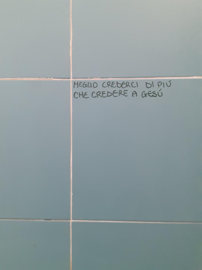 pastaepestoo's tweet photo. al classico trovi filosofia pure nei bagni
#ClassicistiDisperati https://t.co/gvF8jpSqr1