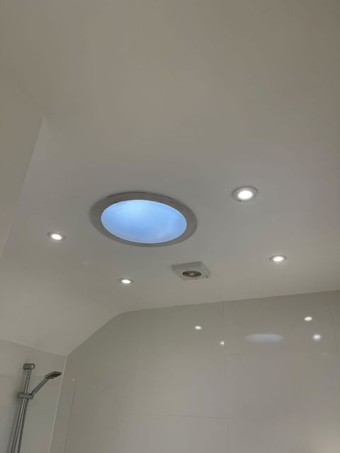 ZinsserUK's tweet photo. Full bathroom ceiling transformation with Zinsser;
Apply mould Killer, smooth and seal with Gardz and topcoat with Perma White - the ideal product for high humidity areas like bathroom ceilings.
#zinsser #zinsseruk #decoratingproblems #flakingpaint #permawhite #gardz https://t.co/Xg85ZuvyIz