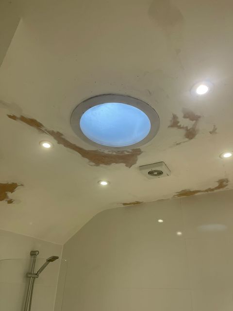 ZinsserUK's tweet photo. Full bathroom ceiling transformation with Zinsser;
Apply mould Killer, smooth and seal with Gardz and topcoat with Perma White - the ideal product for high humidity areas like bathroom ceilings.
#zinsser #zinsseruk #decoratingproblems #flakingpaint #permawhite #gardz https://t.co/Xg85ZuvyIz