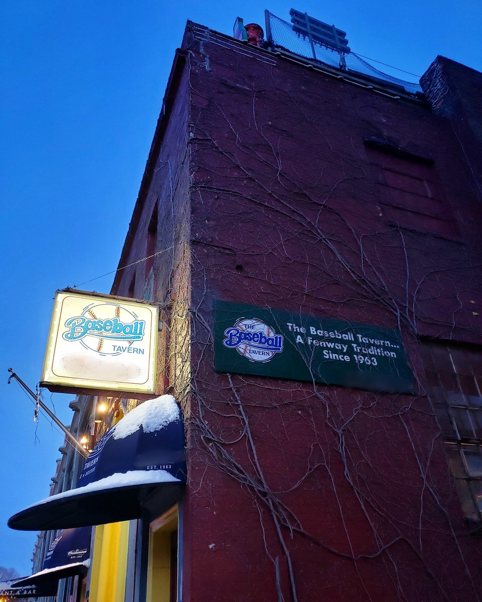 OnlyInBOS's tweet photo. Baseball Tavern circa 2019 vs 2020 vs 2021 vs 2022. https://t.co/h7iPSaWzHL