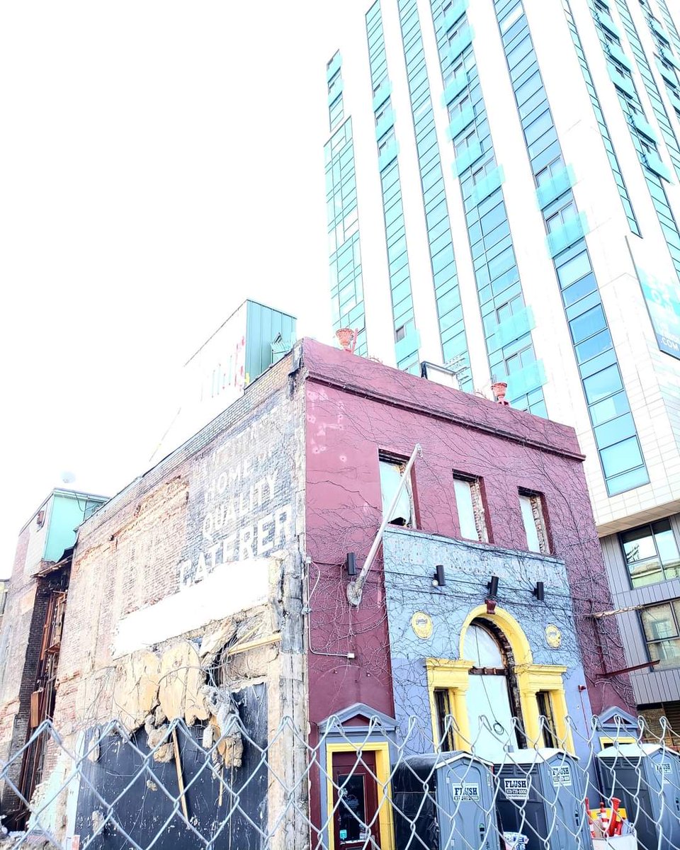 OnlyInBOS's tweet photo. Baseball Tavern circa 2019 vs 2020 vs 2021 vs 2022. https://t.co/h7iPSaWzHL