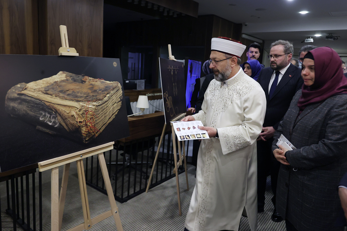DIBAliErbas's tweet photo. Diyanet İşleri Başkanlığı Merkez Kütüphanemizde düzenlediğimiz “Geçmişten Geleceğe Taşıyoruz” isimli “Yazma Eser Restorasyon Sergisi’nin açılışını gerçekleştirdik. 

“Biliyoruz ki medeniyetimizin en temel unsuru ilimdir, irfandır, bilgidir, hikmettir.” https://t.co/HhXdShwgI9