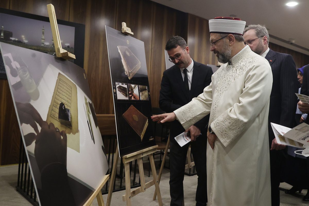 DIBAliErbas's tweet photo. Diyanet İşleri Başkanlığı Merkez Kütüphanemizde düzenlediğimiz “Geçmişten Geleceğe Taşıyoruz” isimli “Yazma Eser Restorasyon Sergisi’nin açılışını gerçekleştirdik. 

“Biliyoruz ki medeniyetimizin en temel unsuru ilimdir, irfandır, bilgidir, hikmettir.” https://t.co/HhXdShwgI9