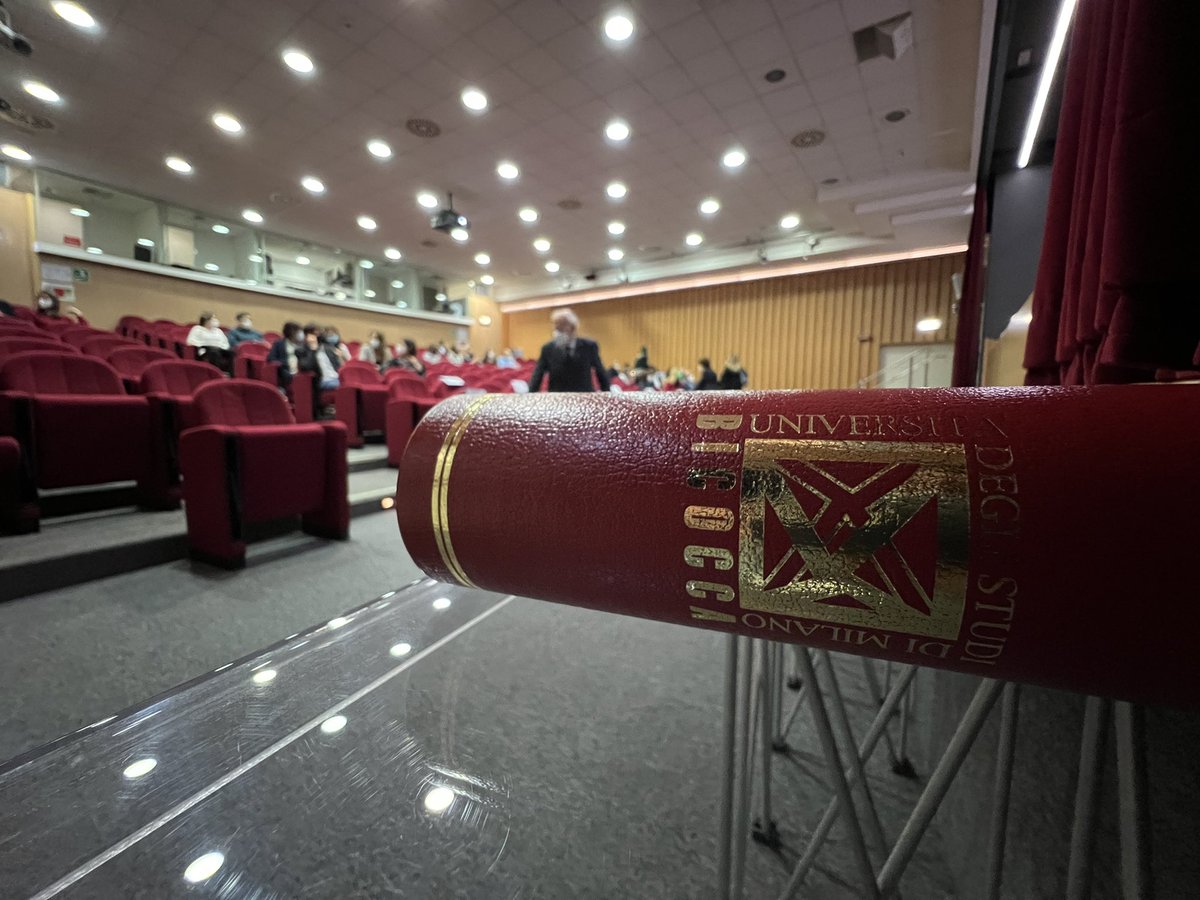 unimib's tweet photo. Conclude la cerimonia il professor @gianpacc dell’Università Milano-Bicocca, consegnando ai #GiovaniTalenti il premio. https://t.co/4k6yVJn3Qy