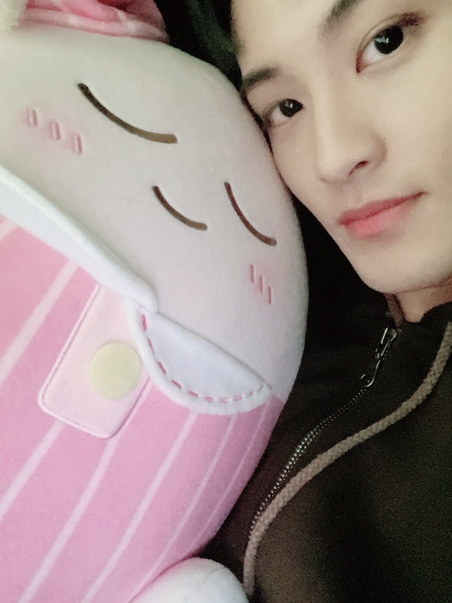 fullsunselles's tweet photo. selca with jaem’s gift 🥹🥹🥹🥹🥹 gara ng qual but as long as it’s mark i love it https://t.co/KMobCN8UzD