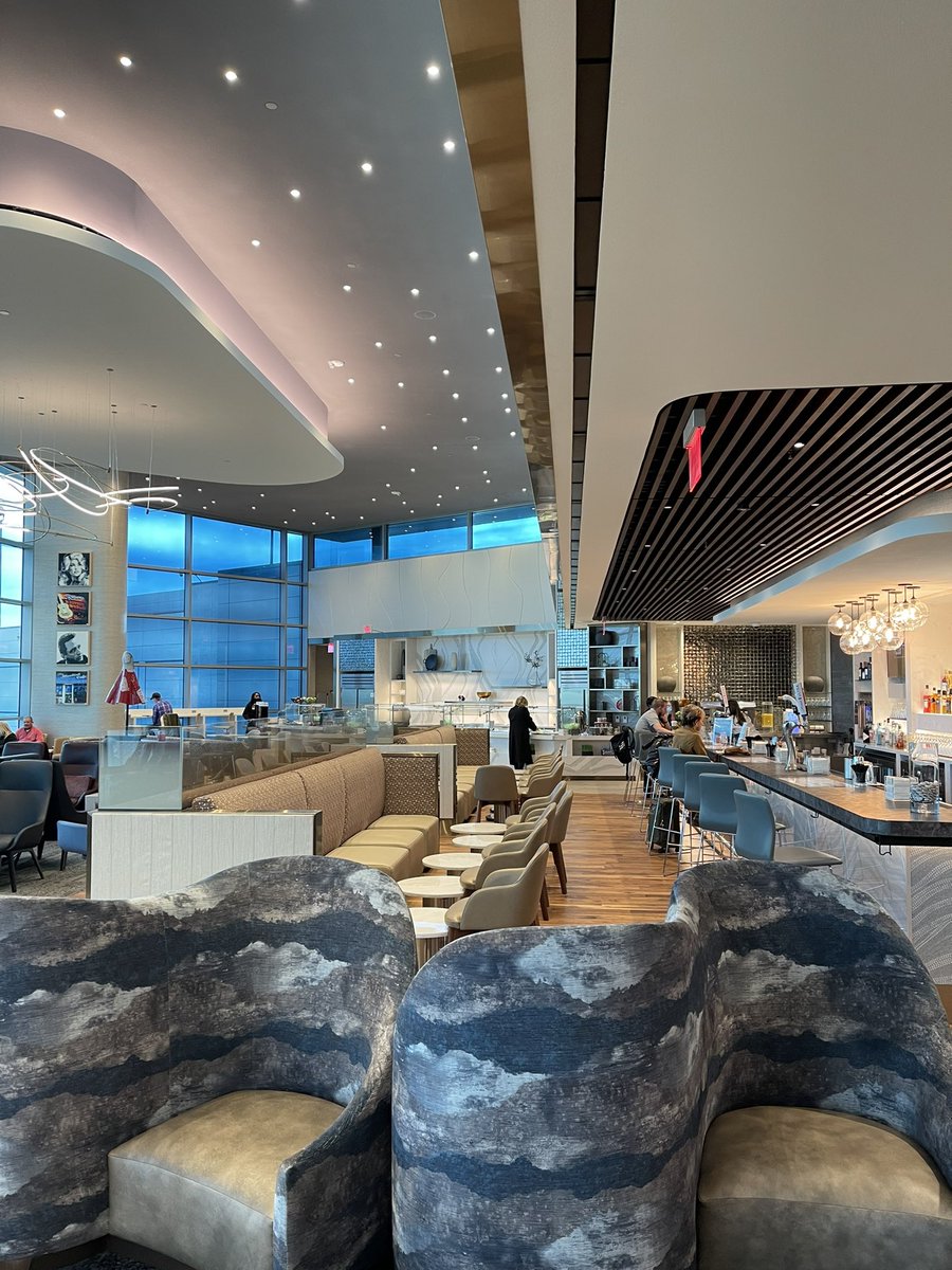 lynnettecole's tweet photo. Thank you for the southern hospitality @Delta in the newly renovated Sky Lounge! 🙏🏼🙌✈️ So cozy, I almost missed my flight! https://t.co/6danG2f0pO