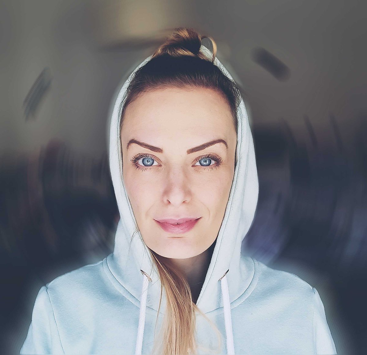 Jaké je být cookielabberem, pracovat full-remote a zvládat rodinu s dvěmi malými dětmi? <a href="/MamaMiaOlalaa/">Mia</a>  je krotitelka bugů 🐞, která ráda rozbíjí aplikace a při tom zvládá domškoláctví svých dětí. Více najdete na našem blogu 👉 bit.ly/36Dr3xl