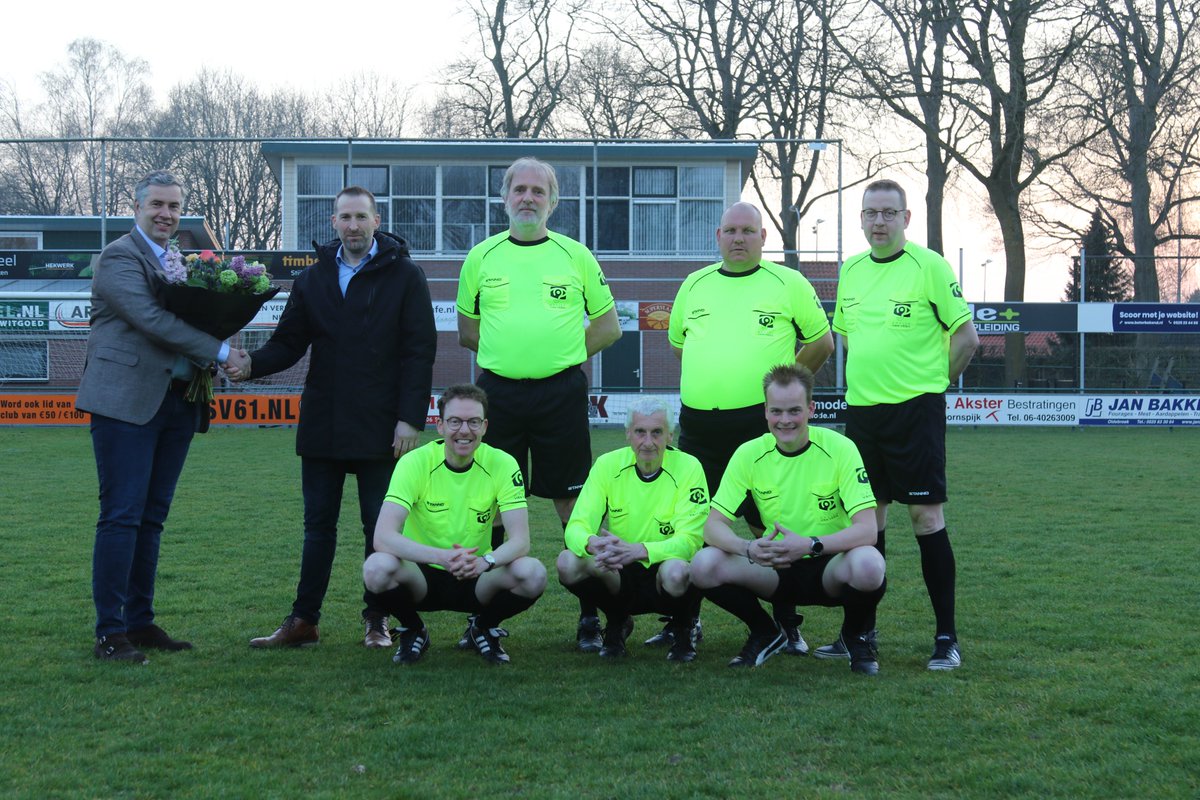 Optiek Van Veen steekt scheidsrechters DSV '61 in nieuwe tenues.

De nieuwe tenues zijn namens eigenaar Hendri van Veen overhandigd aan de scheidsrechters van DSV’61.

bit.ly/3uyCTB3