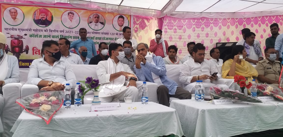 आज समाज कल्याण विभाग टोंक में दिव्यांगों को स्कूटी वितरण के जिलास्तरीय कार्यक्रम में पूर्व उपमुख्यमंत्री एवं टोंक विधायक माननीय श्री <a href="/SachinPilot/">Sachin Pilot</a> जी एवं देवली उनियारा के विधायक श्री <a href="/HC_meenaMP/">Harish Chandra Meena</a> जी के साथ शामिल हुआ!!