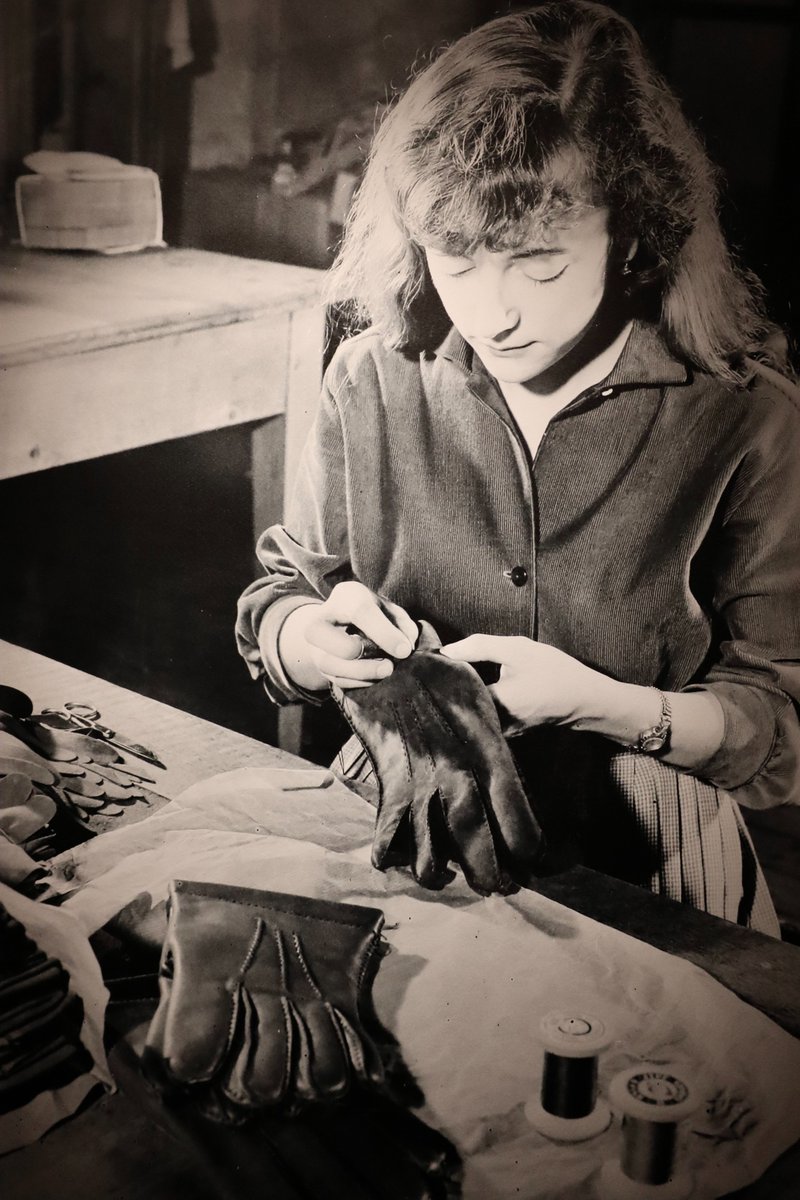 Découvrez la nouvelle expo événement du Musée Dauphinois sur l'histoire extraordinaire du gant de Grenoble. C'est une véritable fête que propose le Musée, mettant en lumière les acteurs de cette épopée artisanale qui a fait le renom de notre ville. lesmondaines.com/gant-grenoble/