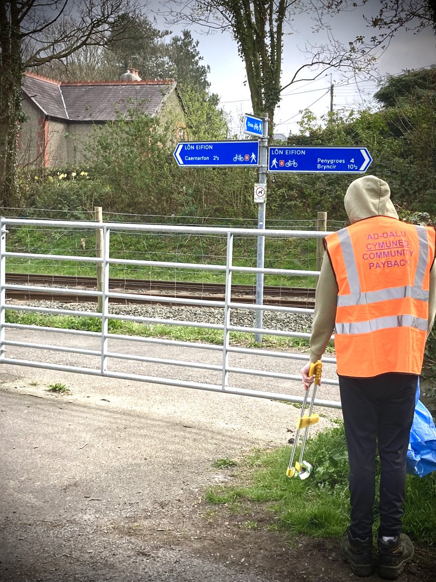 NorthWales_CP's tweet photo. Another busy day for the #CommunityPayback team during #SpringCleanWeek - firstly at St Twrog Church, Llandwrog, Gwynedd spending the morning clearing the site. Then onto Dinas, Caernarfon and a litter pick on the cycle path before doing more tidying at nearby St Gwyndaf Church. https://t.co/9vbryhOmim