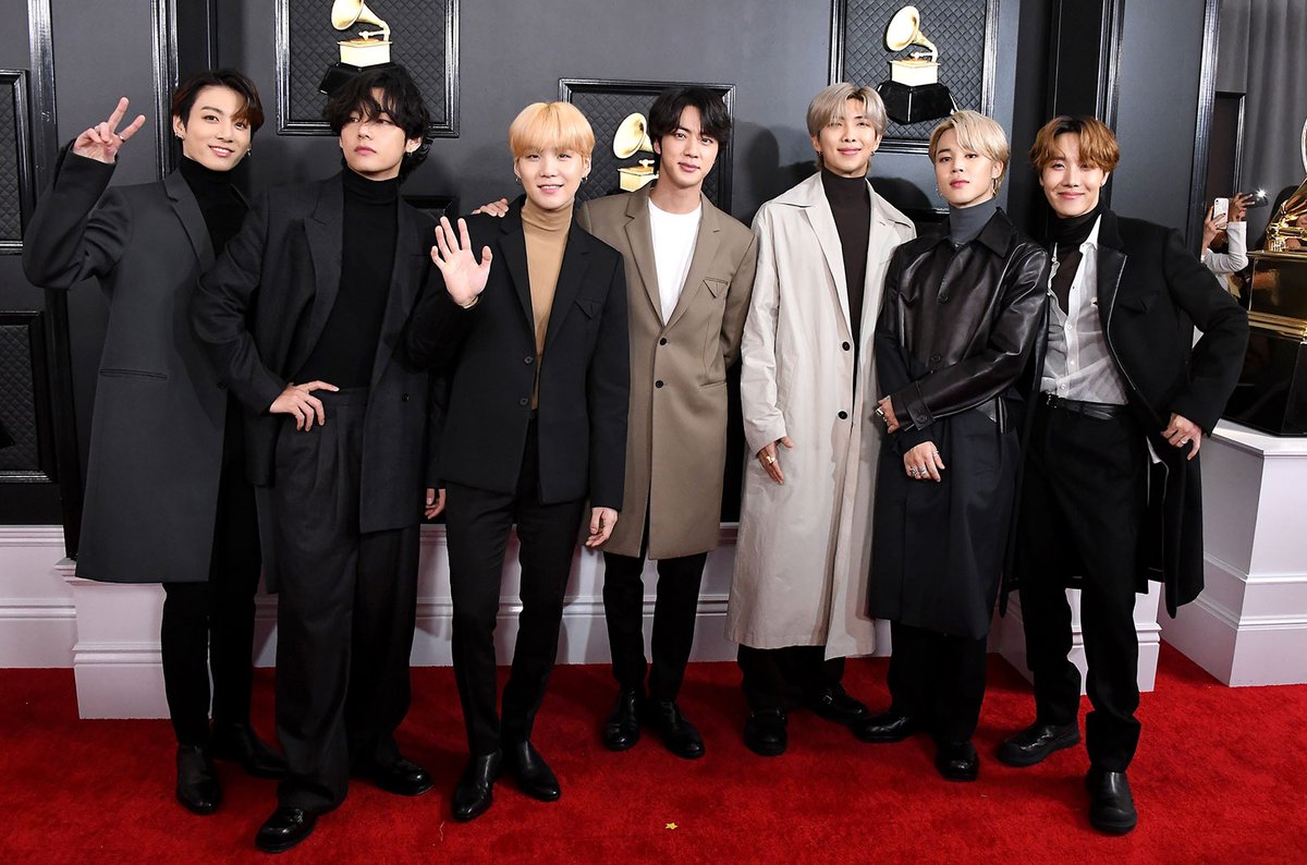 ChayKat3's tweet photo. It's BTS vs BTS because they're at a level out of reach of the  ordinary. #BTSFactNotFlex #BTSPavedTheWay #BTSistheStandard #BTSvsBTS @BTS_twt https://t.co/0GPyTSklPs