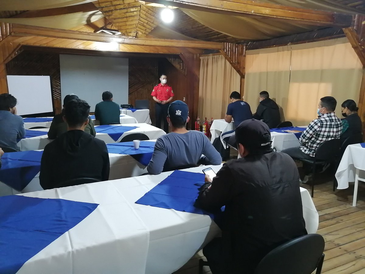 Un #PrimerRespondiente siempre está preparado para actuar en una emergencia.

👩🏽‍🚒 <a href="/Bomberos_Banos/">Bomberos Baños</a> dicta el módulo Gestión de Siniestros, aquí se capacitan el personal de <a href="/monteselvabanos/">Hostería Monte Selva</a> sobre prevención de incendios, uso y manejo de 🧯🌬️🔥 extintores.

#VinculaciónECU911