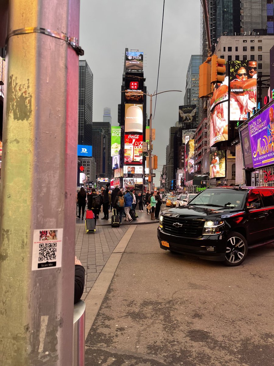 seanzwilson's tweet photo. 🗣 Spreading the word out and about in NY @NFL @nflcommish #NFL  #NFLRetire40 #PatTillman | Link to Sign: https://t.co/tCkgR55JVh https://t.co/IeToL5xJ6m