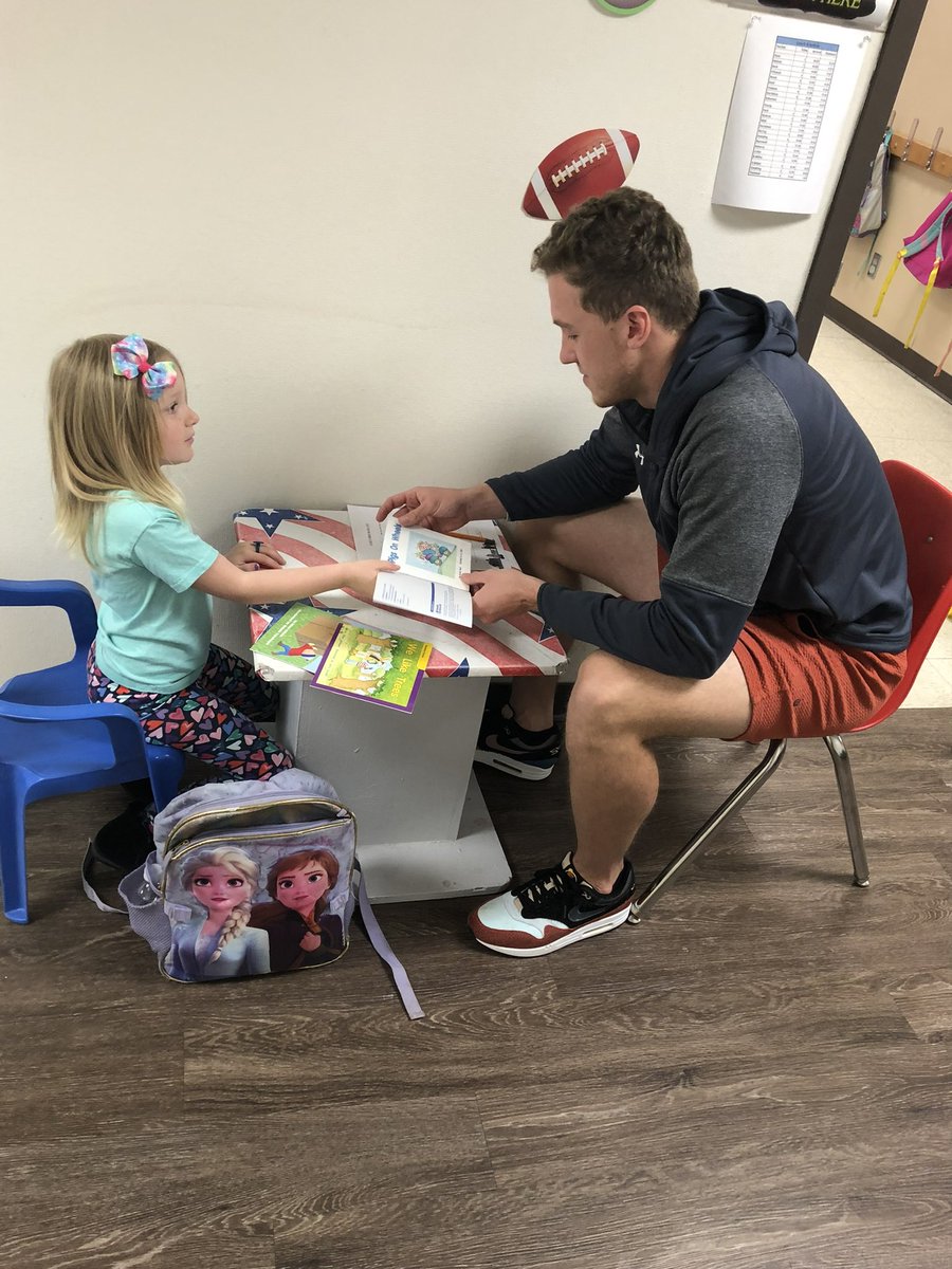 SWOSUHoops's tweet photo. Early bird reading this morning at the elementary school! 🐥📚 https://t.co/LdZwWsnETw