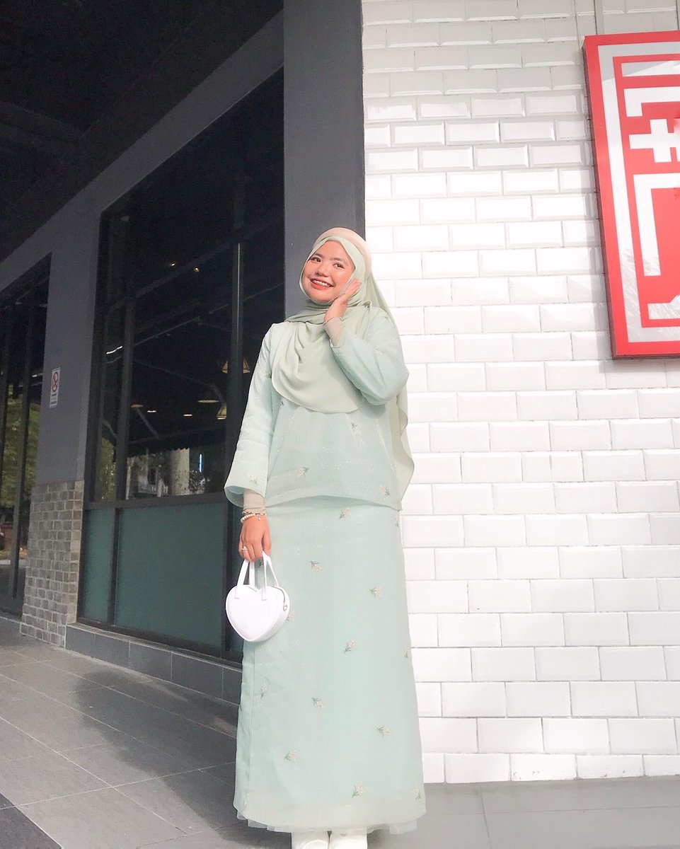 ShuhadahAzman's tweet photo. Nak pakai spect ke tak 🤣 https://t.co/oTPlH2Rwor