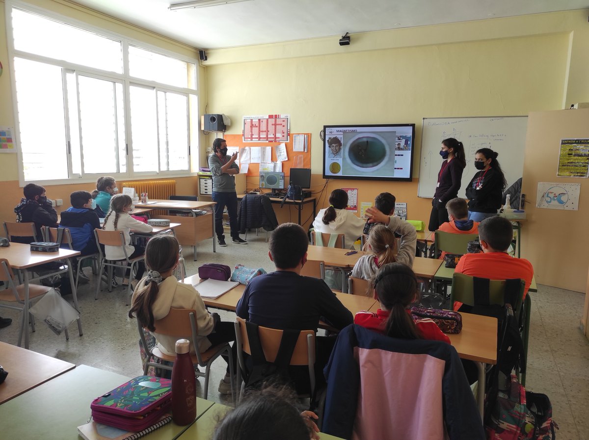 ICIQchem's tweet photo. Ahir vam tenir la tercera sessió del #projecteeducacional amb tots els alumnes de cinquè de l'escola de @laCanonja. Vam explicar el #magnetisme i ho vam experimentar. El #ferro va estar molt present! 🧲🌾🌽
Gràcies a @FA_Garces i @NeusSunyer1 👏🙏 https://t.co/NJcMqc3CaV