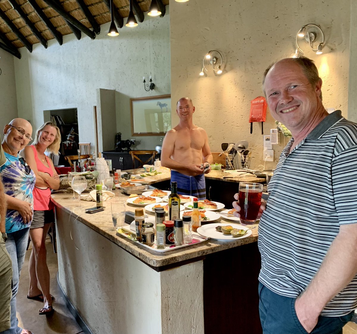 ThabaLodge's tweet photo. TRAVEL TUESDAY😊enjoy our beautiful, fully fitted kitchen to create your own meals with family or friends while on a Big 5 safari with us. Contact Sandy info@thabalodge.co.za
#family #travel #safari #pilanesberg #southafrica #selfcater #safarilodge #cook https://t.co/kVZM5bwkDH
