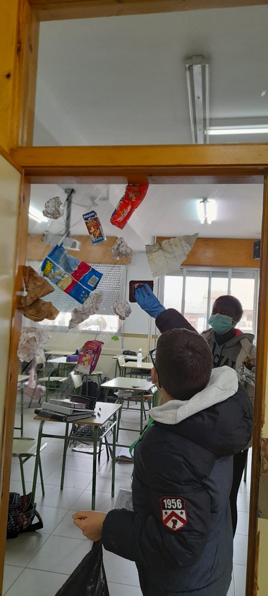 IES_Rodanas's tweet photo. La naturaleza, con ayuda de l@s Friendly Planet, nos  devuelve gran parte de las basuras que tiramos en nuestro patio de recreo. Para reflexionar...
#friendlyplanet #teachersforfuturespain #teachersforfuture #fridaysforfuture #iesrodanas https://t.co/CXeI0SEZow
