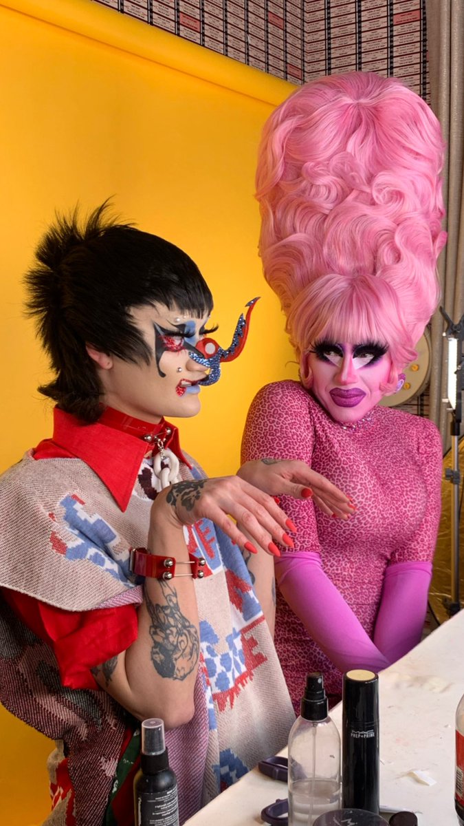 isshehungry's tweet photo. reenactment of the meteorite looking at the dinosaurs right before impact 🦖☄️ @trixiemattel https://t.co/qu3XJsQz2L