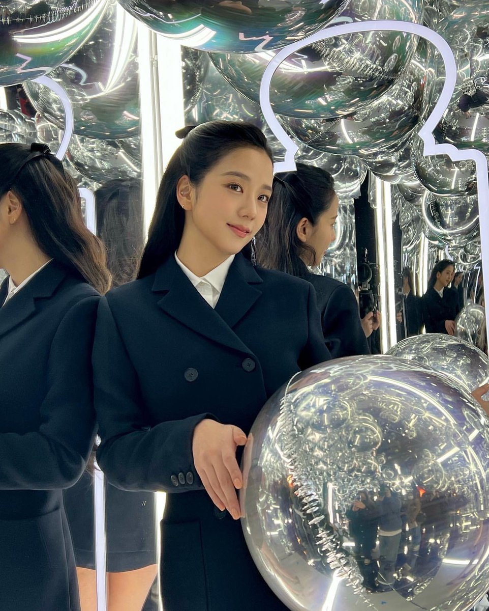 notalex00's tweet image. my hyewon and jisoo crumbs today 😌💕