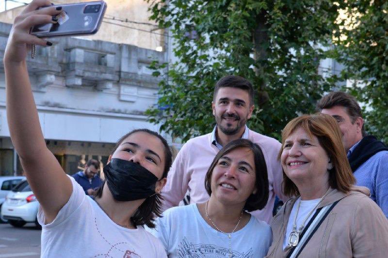 PatoBullrich's tweet photo. En Saladillo y en Olavarría, junto a @JavierJiguacel, @florretamoso, @ezequielgalli, @Salomon_2015 y un gran equipo, escuchamos a bonaerenses preocupados y dispuestos a dejar todo por un cambio profundo. ¡De los momentos difíciles se sale con trabajo, valentía y decisión! https://t.co/BZlVzaOPly