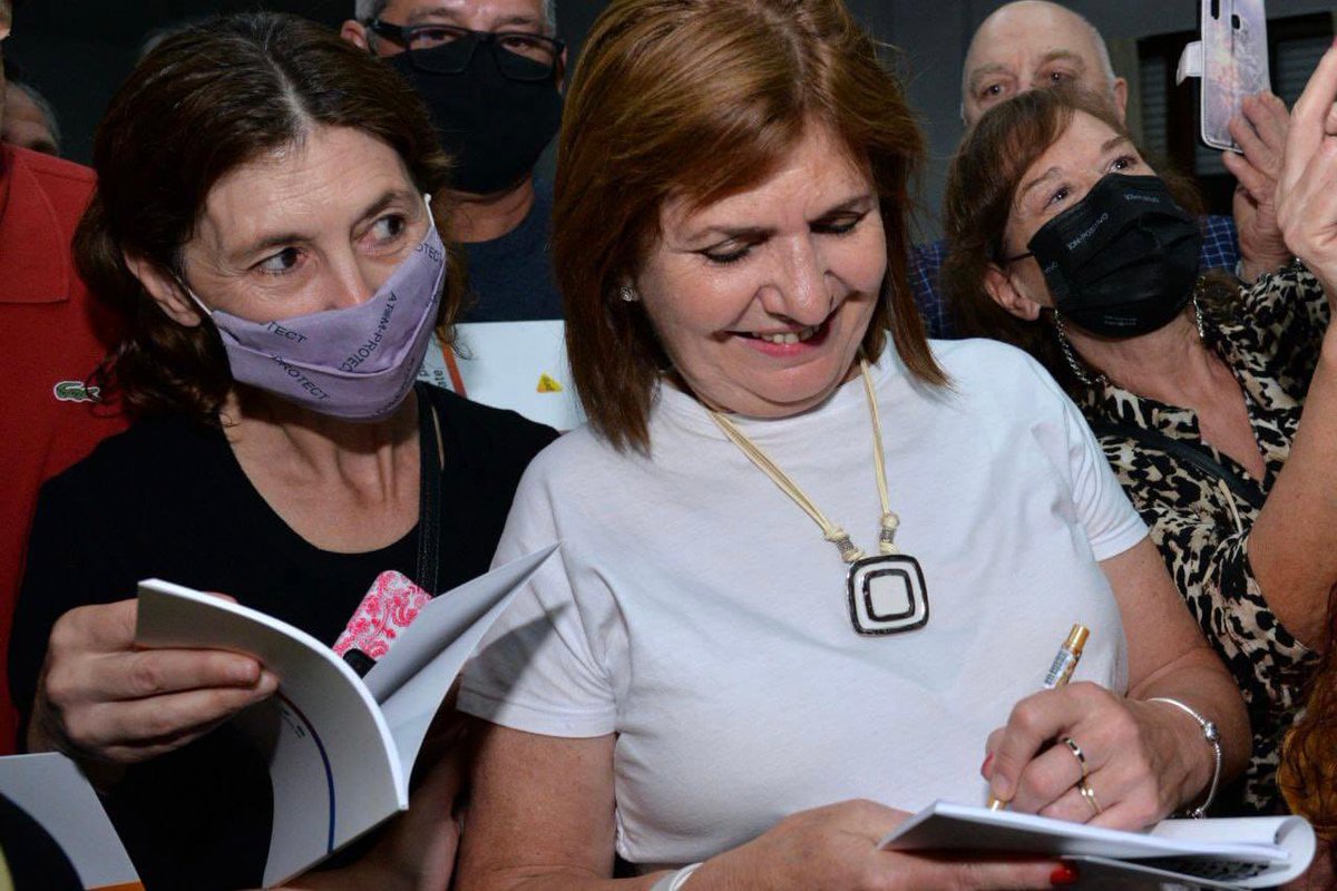 PatoBullrich's tweet photo. En Saladillo y en Olavarría, junto a @JavierJiguacel, @florretamoso, @ezequielgalli, @Salomon_2015 y un gran equipo, escuchamos a bonaerenses preocupados y dispuestos a dejar todo por un cambio profundo. ¡De los momentos difíciles se sale con trabajo, valentía y decisión! https://t.co/BZlVzaOPly