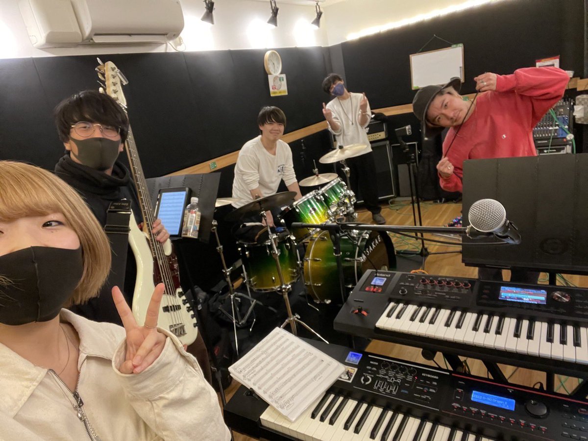 basskaz's tweet photo. ⚡️今週日曜日はコピバンします〜⚡️

2022/04/03
＠新栄CLUB ROCK'N'ROLL

miss.children(ミスチルのコピバン)
Vo. ゆうすけ
Gt. テラオ
Ba. 三輪和生
Key. Aya
Dr. エノキ

初スタジオ終わり！
なんとか形にしますよ〜！(笑) https://t.co/AwNb7x6SZf