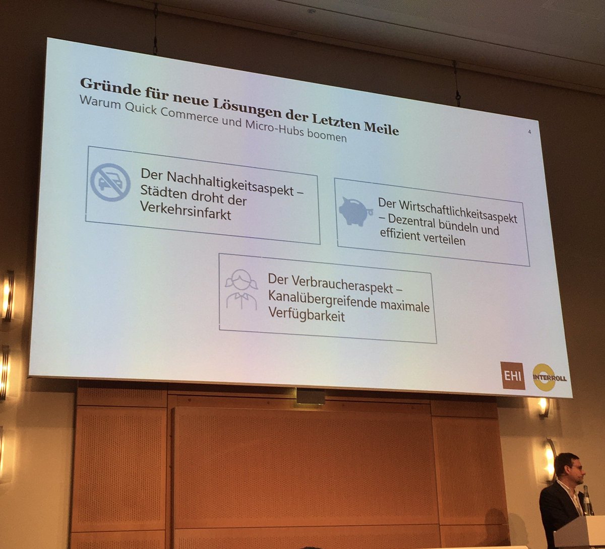ehi_org's tweet photo. Unser Handelsexperte Marco Atzberger und Martin Regnet von @InterrollGroup stellen das neue Whitepaper zu Quick Commerce und Micro-Hubs vor. 62% der Händler sehen #Lebensmittel dafür als geeignet an. #Log2022 https://t.co/6Ki4SlVx51