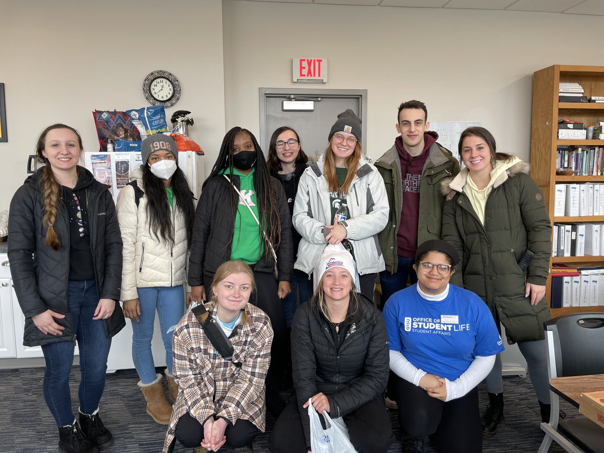 This Saturday, a awesome group of Lakers went out to West Grand Neighborhood Organization to help hand out resources for the people who live in the surrounding neighborhoods. Even though it was snowy ❄ we still had tons of fun! 👏💯