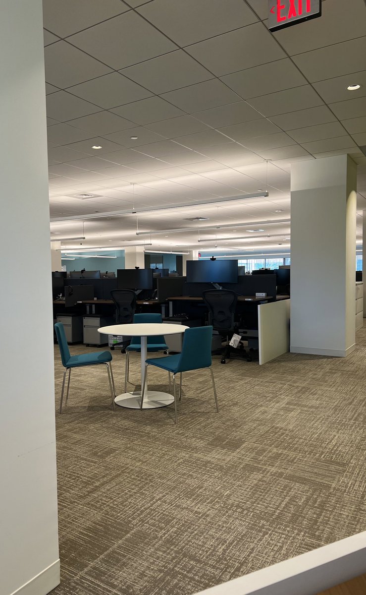 Capsis_Anna's tweet photo. “Everyone back to the office” they said. Commute 1.5hrs in Boston traffic, for this….🤬😩🤬 plus the lighting is terrible for the #lippics https://t.co/41JO3o9lk8
