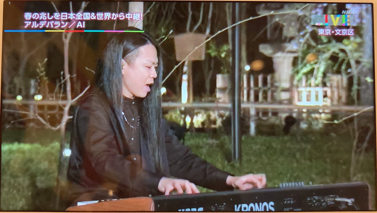 yukina69's tweet photo. さっきまでジグザグでヘドバンしまくってたO-EASTの近くでしっとりアルデバラン聴いてる自分に笑うけども😂、夜桜の下で歌う皆さん素敵でした🥹🌸🌌
組長のUPとメンバーの名前表記嬉しいなぁ🌸\(⸝⸝´ω`⸝⸝⸝\)🌸
#nhk春よ来い
#AI #アルデバラン
#ロン毛ピアニスト と書いて #柴田敏孝 と読む https://t.co/TGbcjb2Nv1