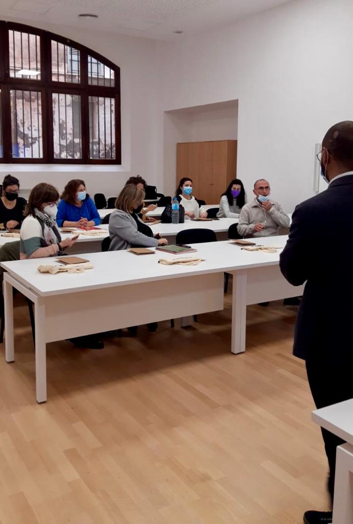 imasmallorca's tweet photo. 📊Reforçam la protecció i defensa de la #gentgran en qüestions relacionades amb el consum i la digitalització.
📅Avui, primera sessió informativa als equips directius de les #Llars de #gentgran i #EVIF sobre la matèria a càrrec de personal de @IBConsum #CadaPersonaImporta https://t.co/v2SFl0xjca