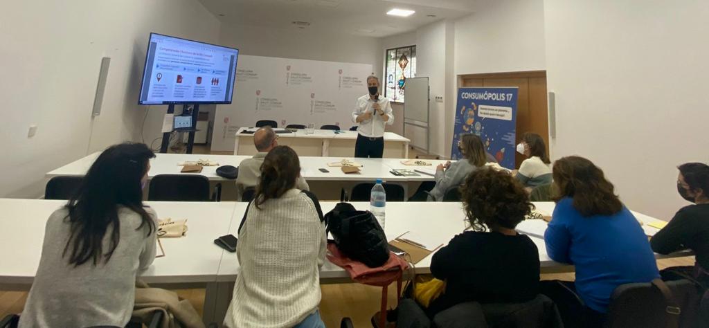 imasmallorca's tweet photo. 📊Reforçam la protecció i defensa de la #gentgran en qüestions relacionades amb el consum i la digitalització.
📅Avui, primera sessió informativa als equips directius de les #Llars de #gentgran i #EVIF sobre la matèria a càrrec de personal de @IBConsum #CadaPersonaImporta https://t.co/v2SFl0xjca