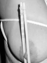 Metodo alternativo per le bacchette da sushi visto che il primo a qualcuno non è piaciuto😏 #sushi #bacchette #bdsm #bondage