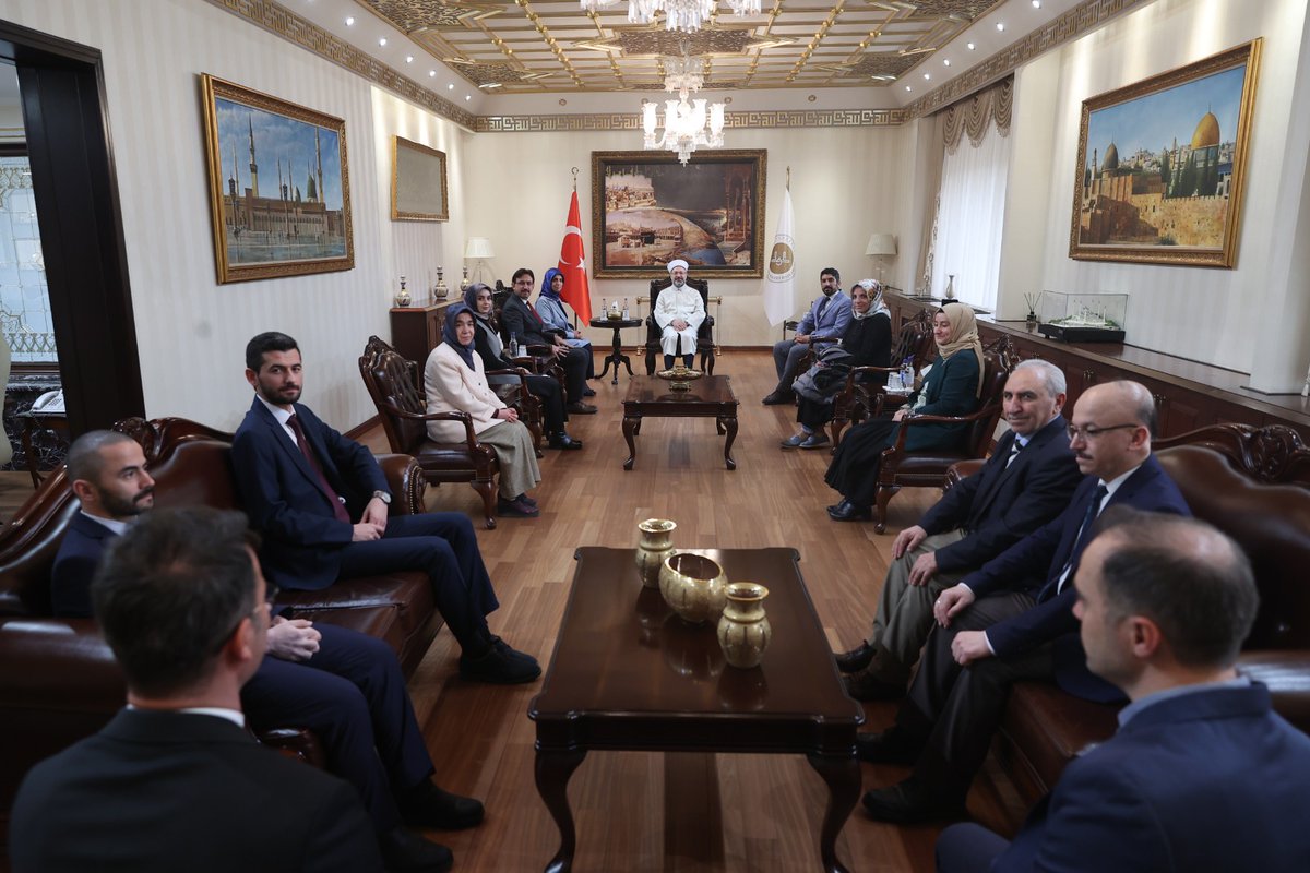 DIBAliErbas's tweet photo. #KütüphanelerHaftası münasebetiyle Diyanet İşleri Başkanlığı Süreli Yayınlar ve Kütüphaneler Daire Başkanlığı personelimizle bir araya geldik. 

70 bin camimizde kitaplık ve kütüphanemiz bulunuyor. İnşallah tüm camilerimizde bu kütüphaneleri kurmak bizlere nasip olur. https://t.co/7DS5dOYET3