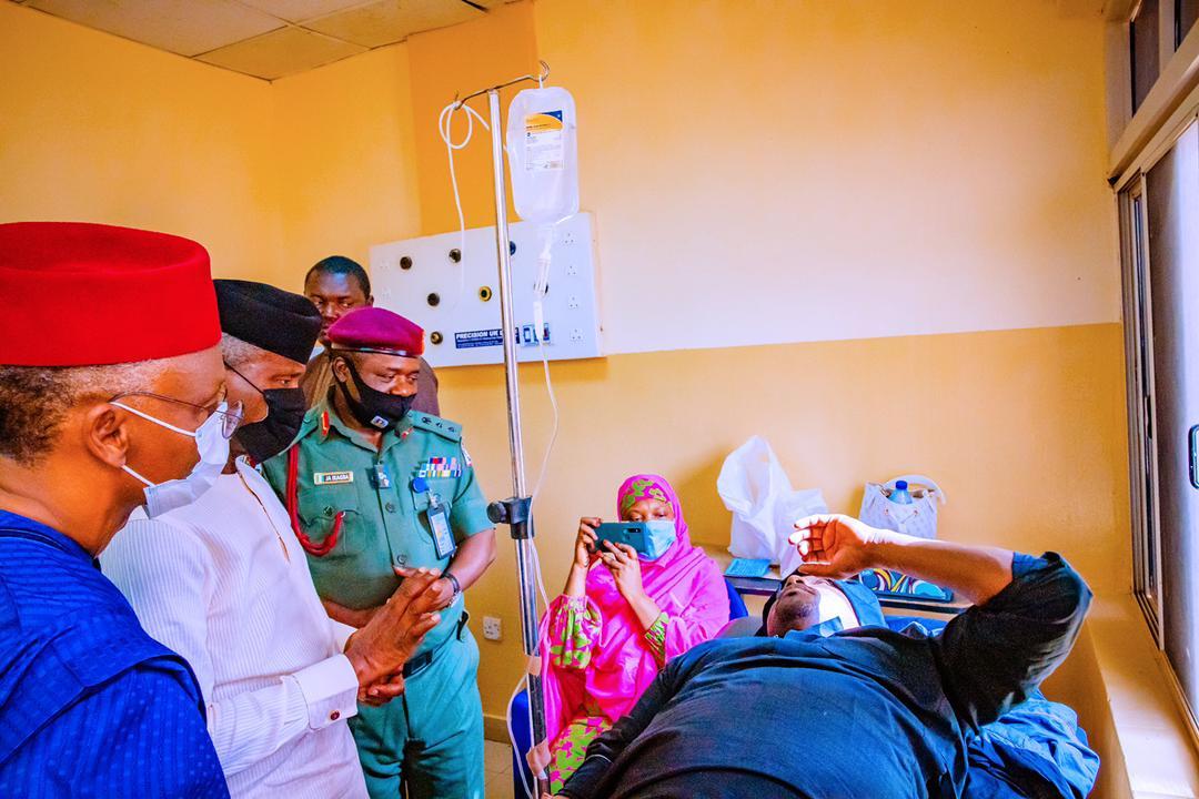 CheckoutReal's tweet photo. Vice President Yemi Osinbajo SAN at the 44 Nigerian Army Reference Hospital, Kaduna to visit victims of the Abuja - Kaduna Train Terrorist attack. 29th March, 2022. https://t.co/hhhuKOg06m
