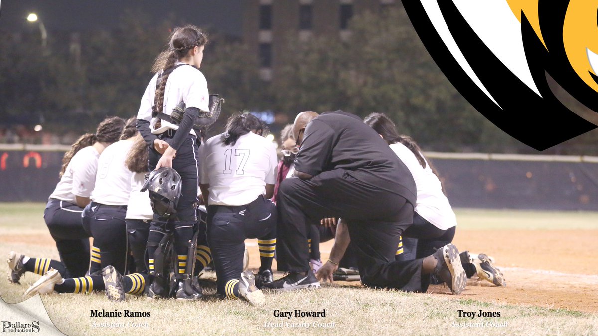 1928photography's tweet photo. 🥎  🥎  G A M E D A Y  🥎  🥎  29th of March 2022. @SamHoustonTige1 vs  @ChavezHS_HISD 4:30pm  @ Barnett Stadium come out  and support your fellow students athlete. @HISDAthletics @CoachCharlesBr1 @tigers_houston @MrCoachShepard 
#EARNYOURSTRIPES #softball #PallaresProductions https://t.co/8o1pbhULbJ