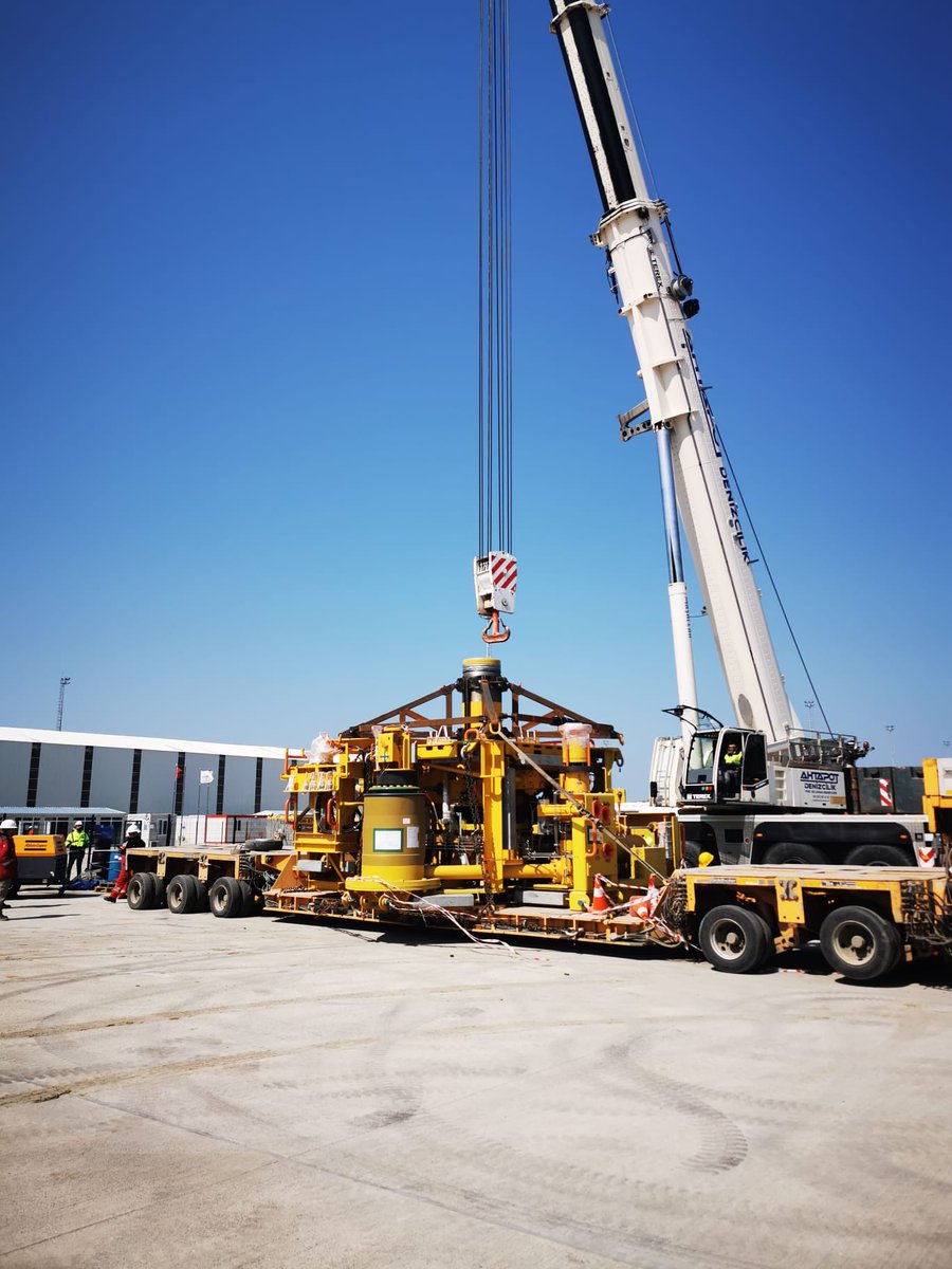 Tarihimizin en büyük gaz keşfinde kullanılacak dev kuyubaşı vanalarından ilki Filyos’a geldi 🏗 

🚨65 ton ağırlık, 5.1 metre yükseklik, 5.9 metre genişlik

🎯 Hedefimiz 2023’ün ilk çeyreğinde Karadeniz gazını milletimizle buluşturmak.