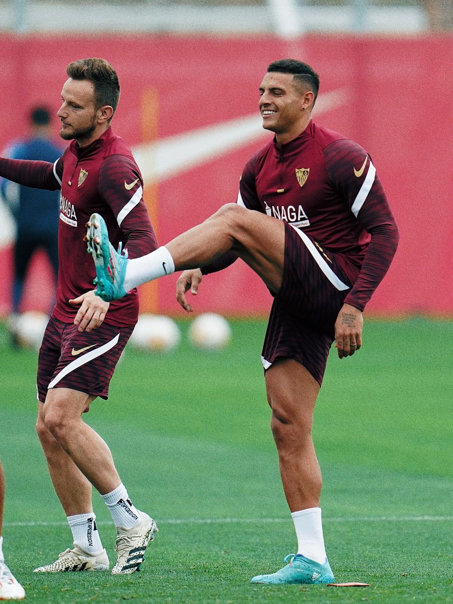 Feliz de volver a entrenar con todo el equipo! Ahora toca trabajar para el regreso de <a href="/LaLiga/">LALIGA</a>!  #NuncaTeRindas 💪🏽⚽️ <a href="/SevillaFC/">Sevilla Fútbol Club</a>