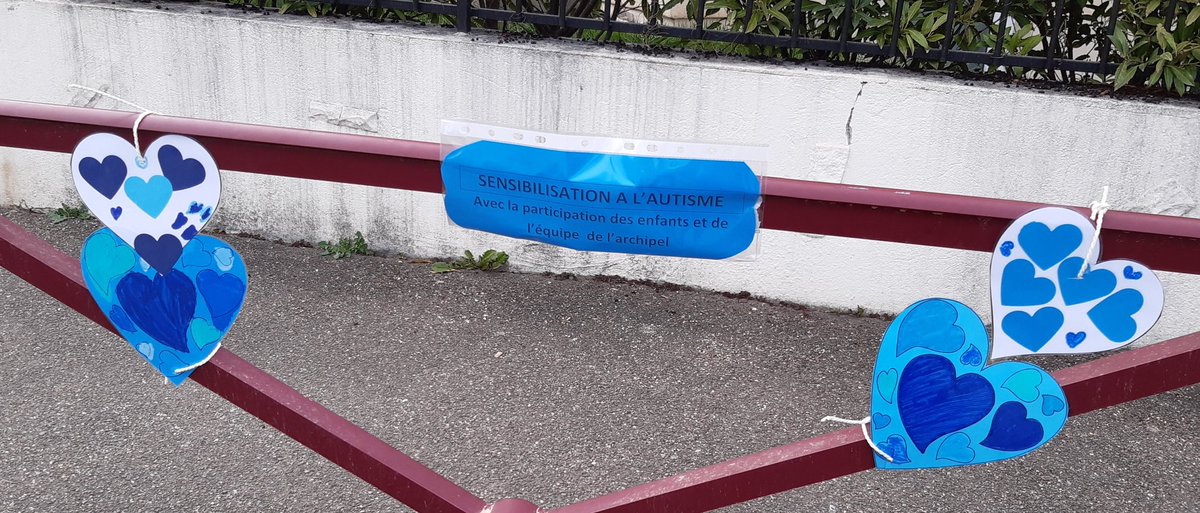 Dechampesme's tweet photo. 💙« Challenge des Cœurs bleus » pour l’autisme ! 💙

Des  💙💙💙 croisés ce soir en rentrant du boulot réalisés par les enfants du périsco. @villeostwald
🤗
#challengeautisme #autismesaujourdhui https://t.co/ORCG0QAYCI
