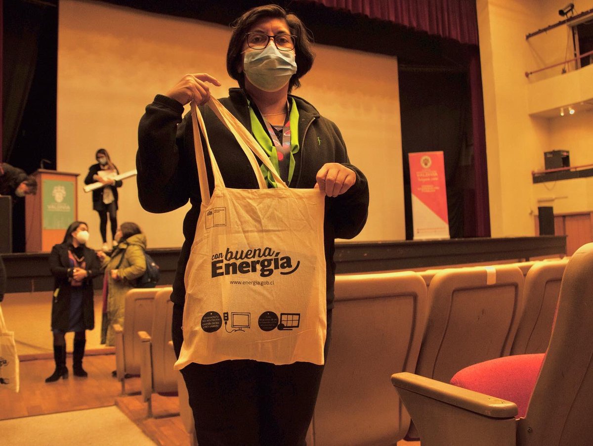 💚⚡️Equipo de funcionari@s de la Seremi de Energía #LosRíos y <a href="/munivaldivia/">MuniValdivia</a> entregan consejos y kits de ahorro energético a 50 familias de #Valdiviacl  <a href="/MinEnergia/">Ministerio de Energía</a> 

📲Lee la nota completa en energia.gob.cl/noticias/los-r…