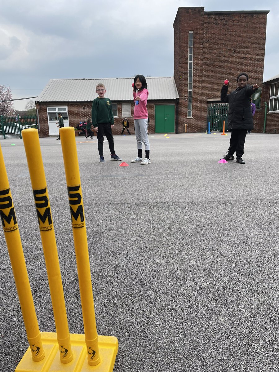 firsprimarysale's tweet photo. Putting our cricket skills into action, developing our underarm and over arm throws #Year5JB #ActiveFirs 🏏 https://t.co/0dHemRwU5s