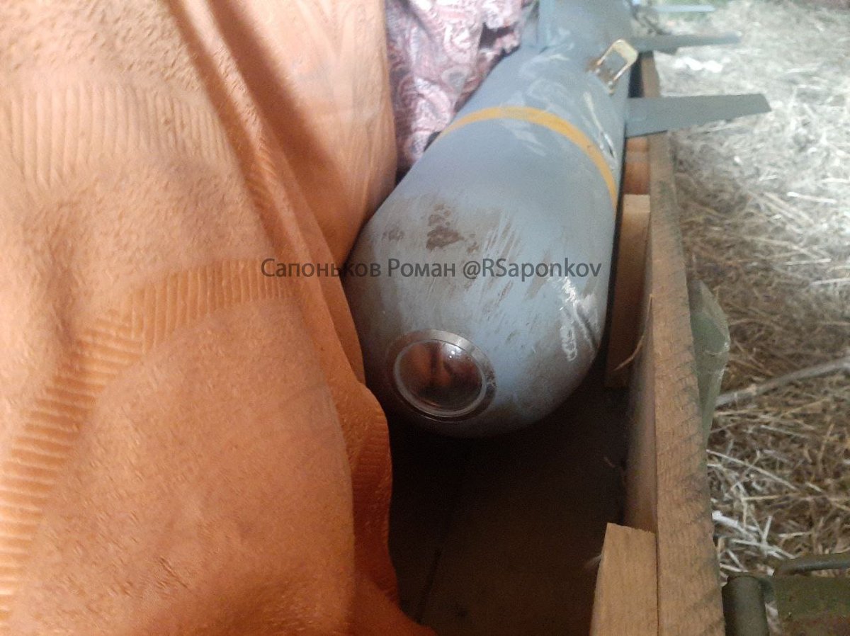 PakistanAdvance's tweet photo. Captured Roketsan MAM-L small-sized guided bombs for the Turkish Bayraktar TB2 UAV 🇹🇷🇹🇷🇺🇦🇺🇦
 (credits Roman Saponkov)

#MAML #BayraktarTB2 https://t.co/0hbLeDE45n