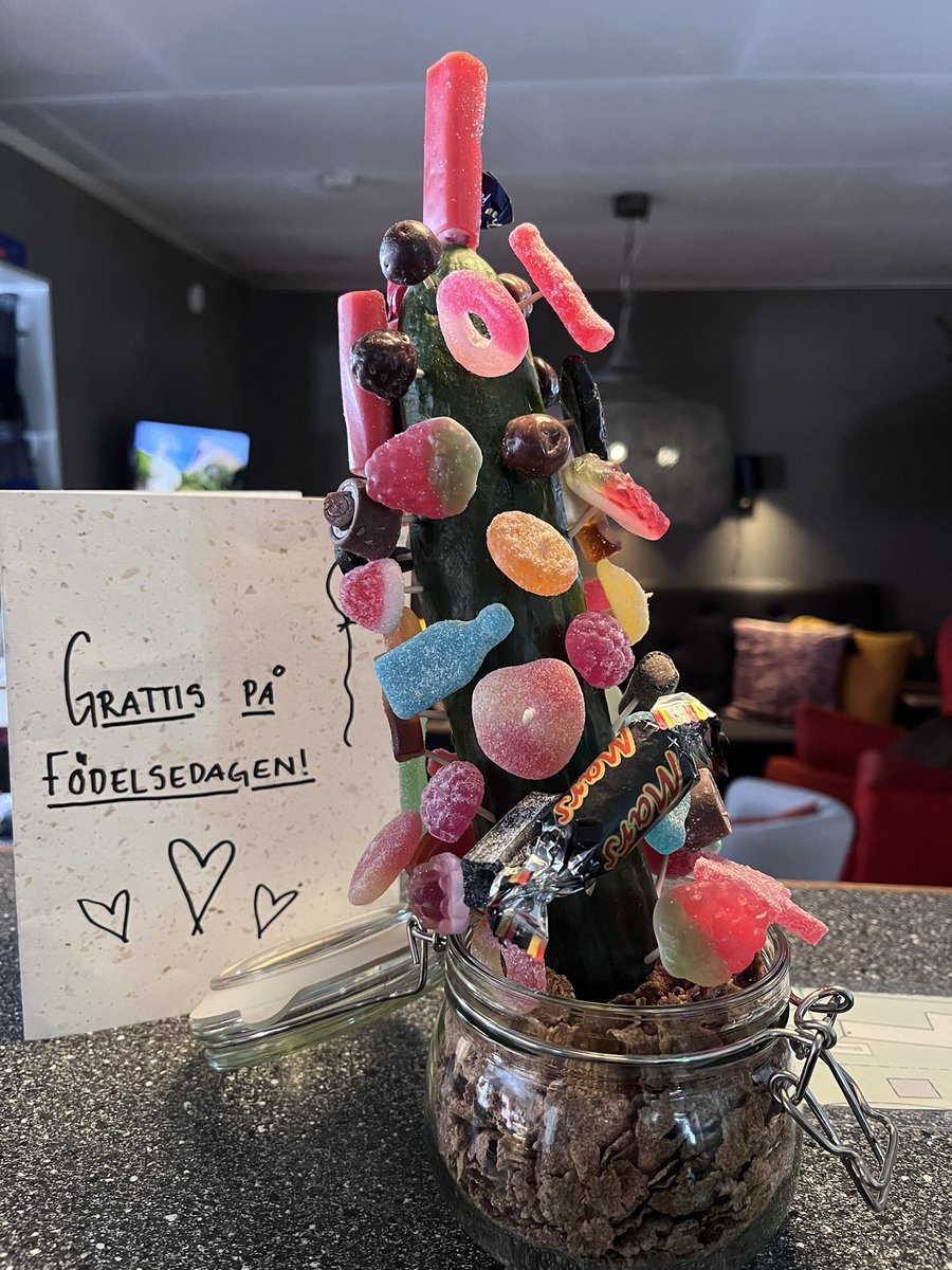 Fyller år. Kollegorna har överträffat sig själva🍡🍬🍭