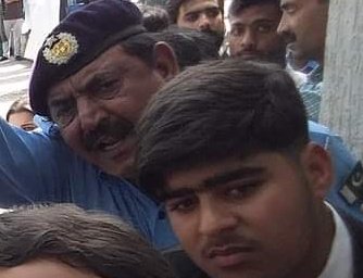 ZurazeKhan's tweet photo. گرفتاری کےوقت https://t.co/S8ozKU9yx1