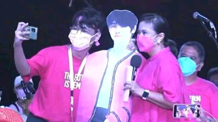 klvrjeon's tweet photo. kaya pala hindi ka umuuwi sis, nasa rally ka pala ni vp leni 😭😭😭 sunghoon with leni sunbaenim https://t.co/zl7b88VRff