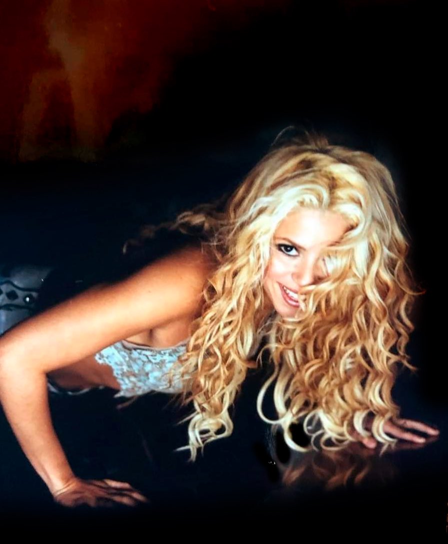 .@Shakira x Laundry Service. 