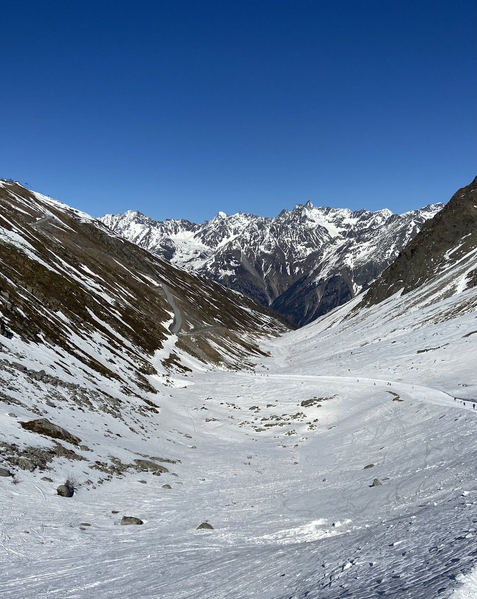 TheWizardOfIce's tweet photo. 1. In the distance is the road Hinx drives along. Now going to follow the 15km ski route back to the cable car Q takes.
2. The cable car Q takes.
3. Bit of cheeky brownie indulgence at IceQ before #007Elements.
4. What it says on the tin.
#TirolWiz
@soeldencom https://t.co/D9Plp3oFvG